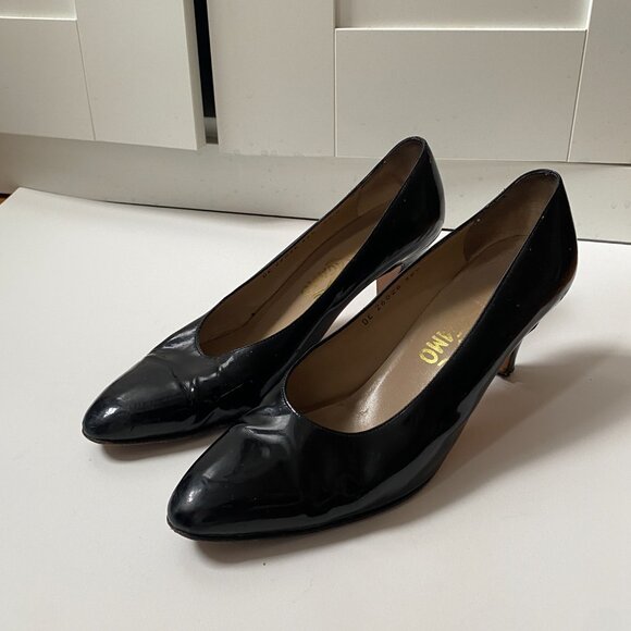 Salvatore Ferragamo || Black Vintage Patent Leather Closed Toe Heels Pumps 9.5 - Picture 2 of 9